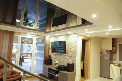 LjubovijaDRINALAND的房屋设有带电视的客厅和天花板