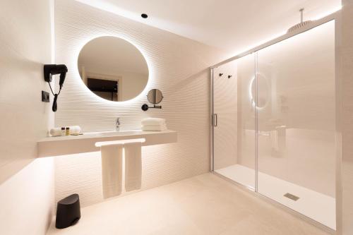 贝尼多姆Hotel Primavera Park的带淋浴、盥洗盆和镜子的浴室