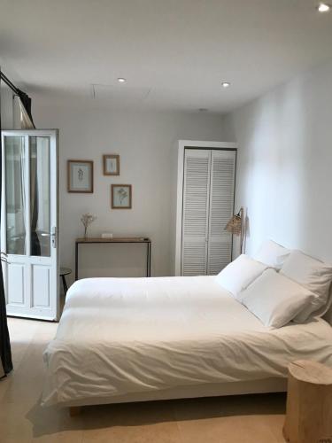 阿维尼翁Maison Boussingault的卧室设有一张白色大床和一扇窗户。