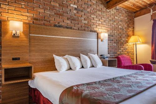 华美达省旅馆客房内的一张或多张床位