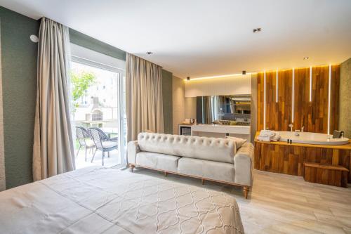 安塔利亚Antalya City Hotel & Spa的一间卧室配有一张床,浴室设有浴缸