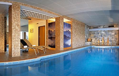 涅德劳奥地利酒店的在酒店房间的一个大型游泳池