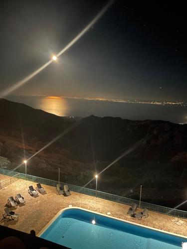 圣安吉罗山Al Dolmen的游泳池,晚上可欣赏到海景