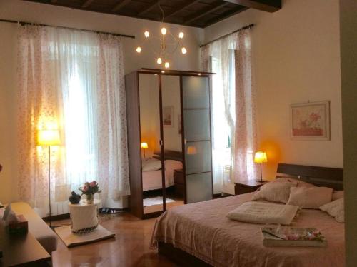 罗马Navona Square House的一间卧室设有一张大床和一个大镜子