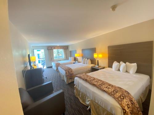 阿布西肯花园州旅馆的酒店客房设有两张床和电视。