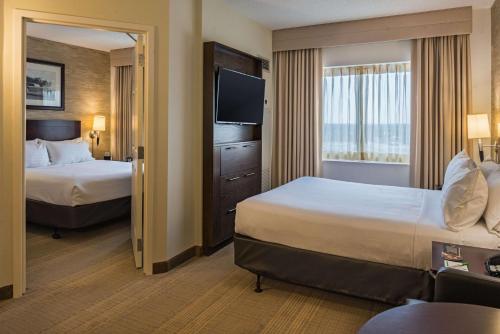 罗斯芒特Sonesta Chicago O'Hare Airport Rosemont的酒店客房设有两张床和电视。
