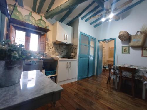 Santa Eulalia BajeraRiojania Heredad的厨房配有白色橱柜和蓝色天花板