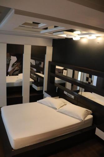 拉热斯Motel Chevalier的一间卧室配有一张带白色床单的大床