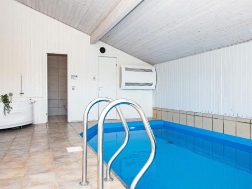 森讷比10 person holiday home in Juelsminde的一个带浴缸和水槽的室内游泳池