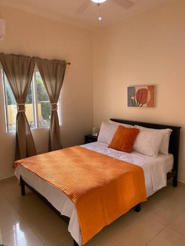 菲利普斯堡Lovely 2 Bedroom Apartment in Quiet Neighborhood!的一间卧室配有一张带橙色毯子的床