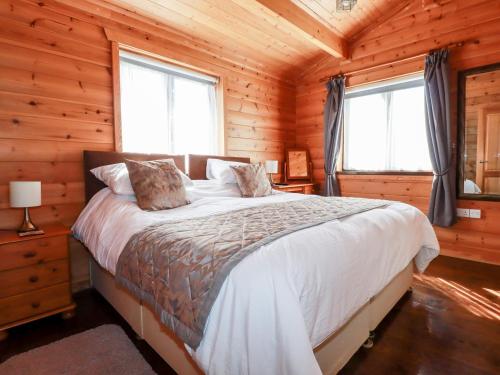 博德明Willow Lodge的小木屋内一间卧室,配有一张床
