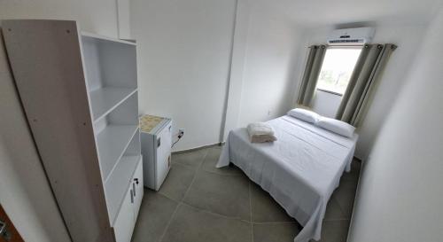 库穆鲁沙蒂巴Kitnet Super的小房间设有床和窗户