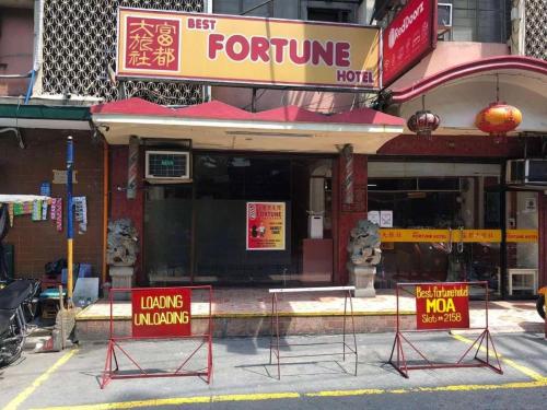 马尼拉BEST FORTUNE HOTEL at CHINATOWN的餐厅前面有标牌