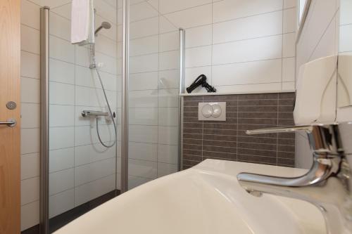 ÞóroddsstaðurHotel Raudaskrida的一间带水槽和淋浴的浴室