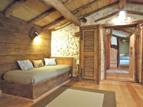 ChorancheL'Echappée en Vercors的小木屋内一间卧室,配有一张床