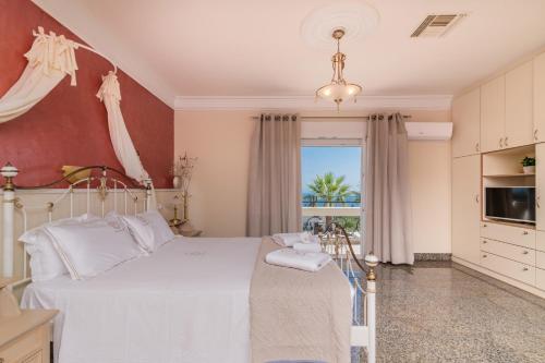 阿克罗蒂Frido Luxury Villa with Jacuzzi的一间卧室设有一张床和一个大窗户
