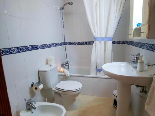圣胡安海滩Puesta de Sol Rentals 3CR的浴室配有卫生间、盥洗盆和淋浴。