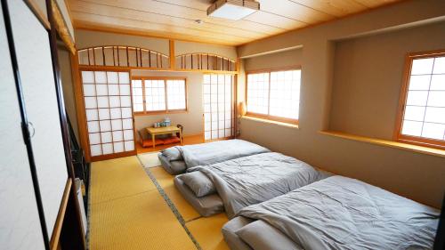 素泊り旅館 Yururi客房内的一张或多张床位
