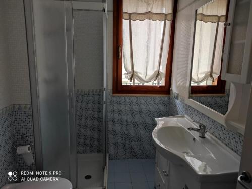 里米尼APPARTAMENTI RIMINI NEL CUORE的一间带水槽和淋浴的浴室