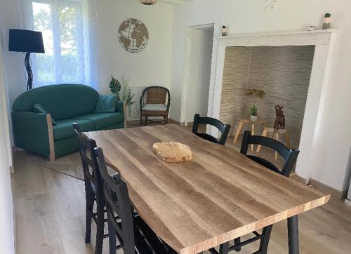 Le gîte des Grivots的客厅配有木桌和沙发