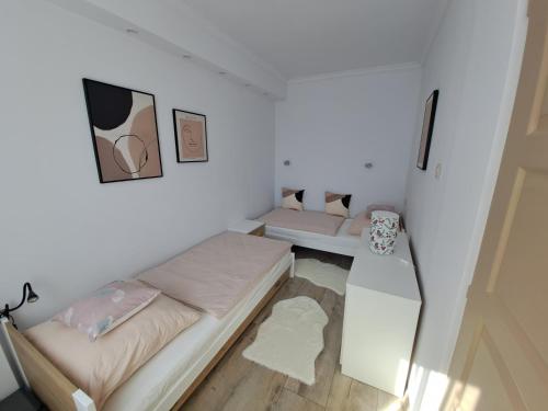 希欧福克Lily Apartman Siófok的小房间设有一张床和一张书桌