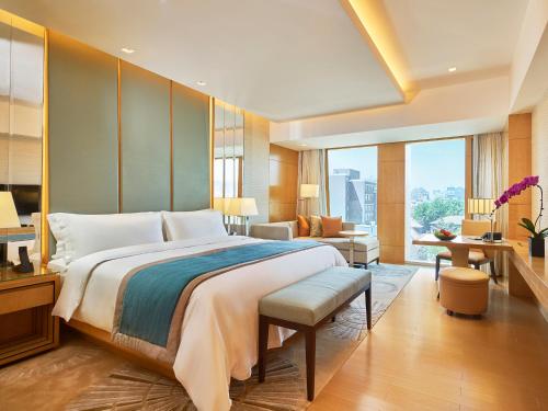 北京北京泛太平洋酒店的酒店客房设有一张大床和一张书桌。