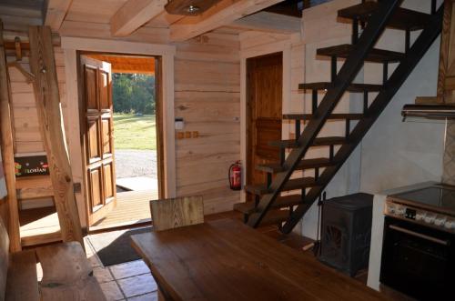 MägedeTõrvaaugu Holiday Homes的小木屋设有木桌和楼梯