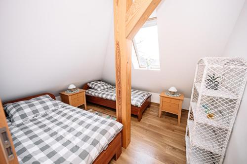 皮什Apartament Pastorówka的小房间设有两张双层床和梯子