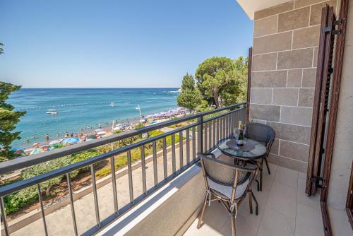 佩特罗瓦纳莫鲁Mar Azul Apartments Petrovac的阳台配有桌椅,享有海滩美景。