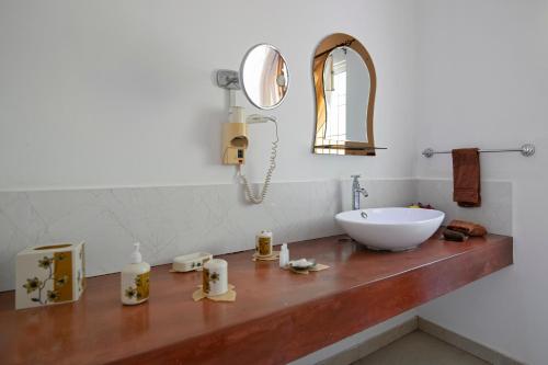 马埃岛贝拉扎尔区阿尔哈别墅的浴室设有水槽和镜子