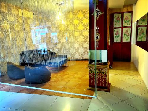 芭东海滩银色度假酒店的一间设有桌子和玻璃墙的房间