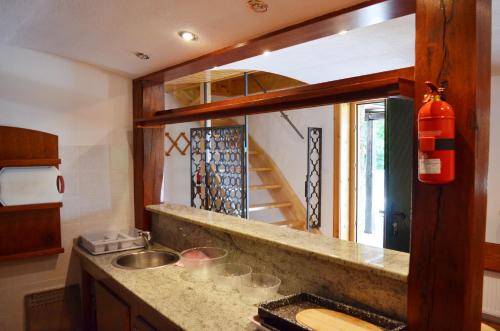 Posestvo Brinje的厨房配有带水槽和楼梯的柜台。