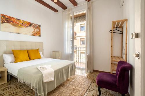 巴塞罗那CENTRIC APARTMENT GAUDI的一间卧室配有一张床和一张紫色椅子