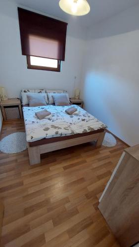 伦达瓦Zidanica Lan的一间卧室配有一张床,铺有木地板
