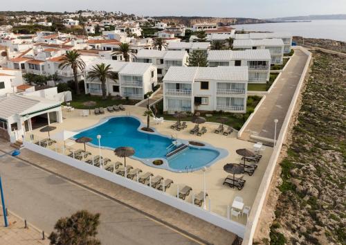 萨尔加AluaSun Far Menorca的享有带游泳池的度假村的空中景致