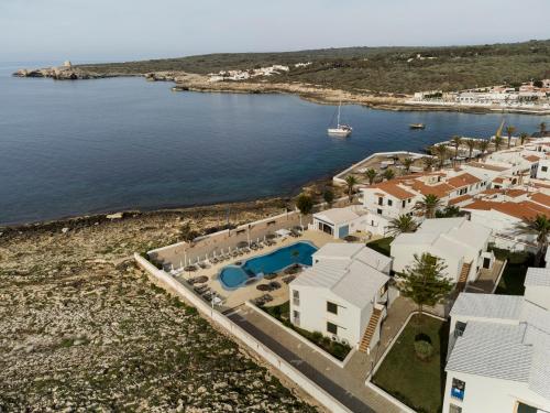 萨尔加AluaSun Far Menorca的房屋和水的空中景观