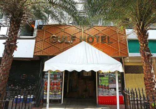 孟买Gulf Hotel Mumbai- The Boutique Hotel Colaba Mumbai的商店前有白色雨伞的商店