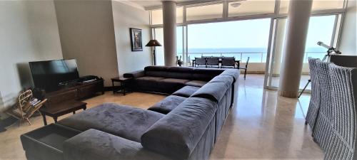 德班702 Oyster Rock - by Stay in Umhlanga的带沙发和电视的客厅