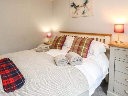 洛亨黑德Puidrac Cottage的卧室配有白色的床和2个枕头