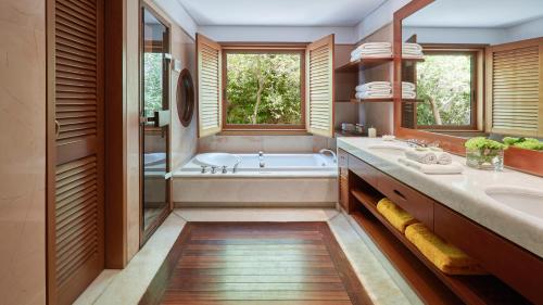 拉格尼西拉格尼西度假酒店的带浴缸和盥洗盆的浴室