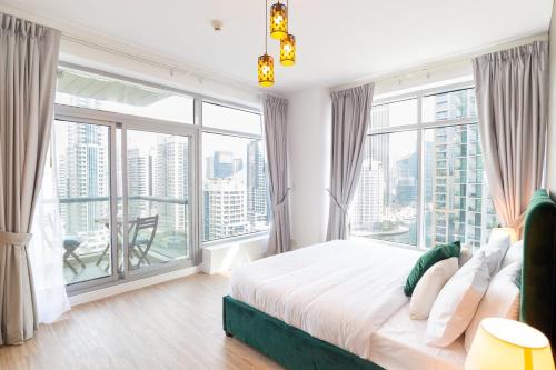 迪拜Full Marina View Luxury 2BR - Park Island Sanibel的一间卧室设有一张大床和大窗户