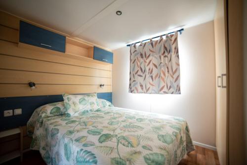 格罗韦Remanso do Mar en O Grove的一间小卧室,配有床和窗户