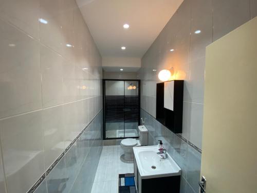 Lovely 3-bedrooms rental unit的一间浴室