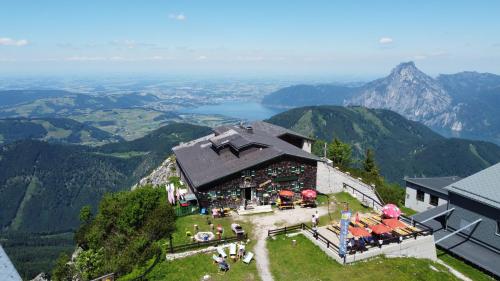 埃本塞Christophorushütte am Feuerkogel的山景建筑的空中景观