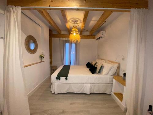福恩吉罗拉Beach and Sun , Centro Fuengirola, 2 minutos playa CON PARKING OPCIONAL的卧室配有白色的床和窗户。