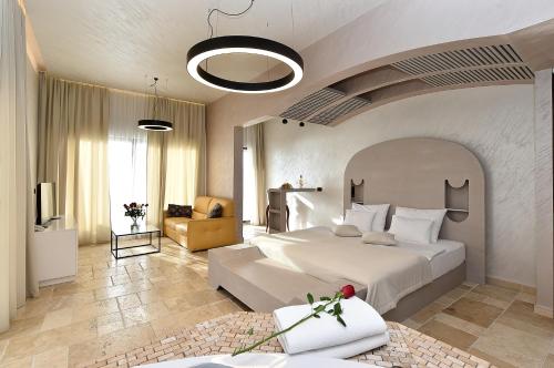多布拉沃达Ruza Vjetrova - Wind Rose Hotel Resort的一间带白色大床的卧室和一间客厅