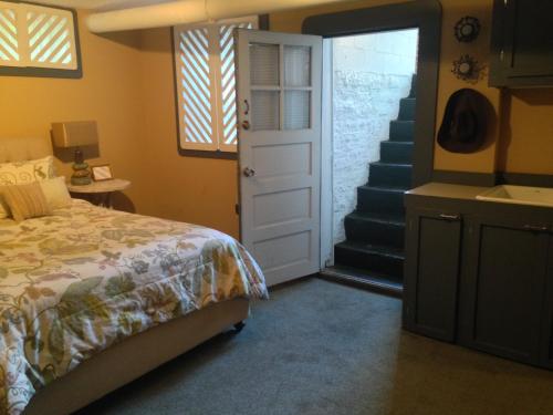 印第安纳波利斯石汤酒店的一间卧室设有一张床,楼梯设有门