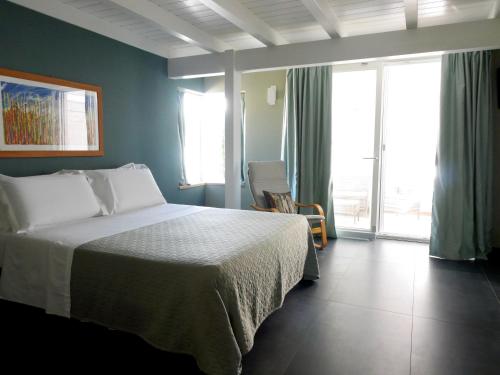 滨海波利尼亚诺Suite Minerva的一间卧室设有一张床和一个大窗户