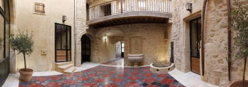 屈屈龙La Maison d'en Bas des Seigneurs的大楼内铺着瓷砖地板的走廊