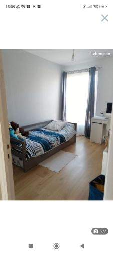 滨海拉塞讷Appartement cosy proche mer的一间卧室设有一张床和一个窗口